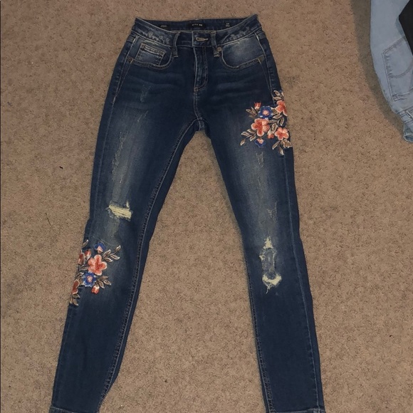 Miss Me Embroidered - Picture 2 of 6